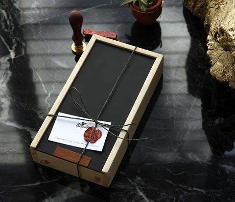 Kişiye özel hediyelik dekoratif ahşap kutu, şık bir sunumla hazırlanmış el yapımı ürünlerin özel paketlemesi