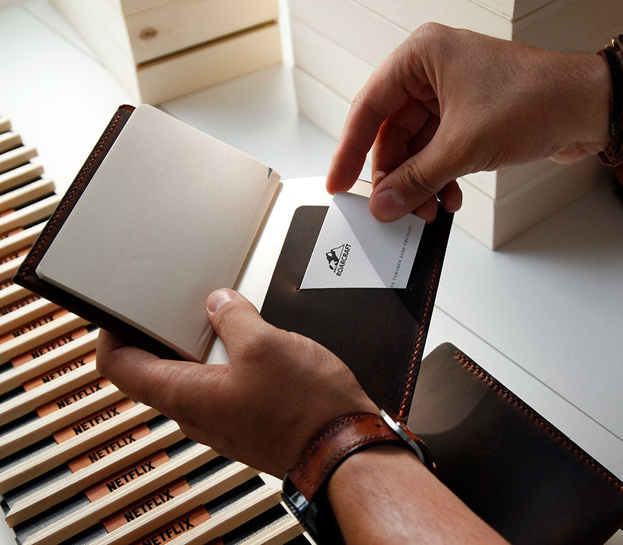 Kurumsal hediye deri cüzdan ile şık iş kartı ve defter organize seti detayları