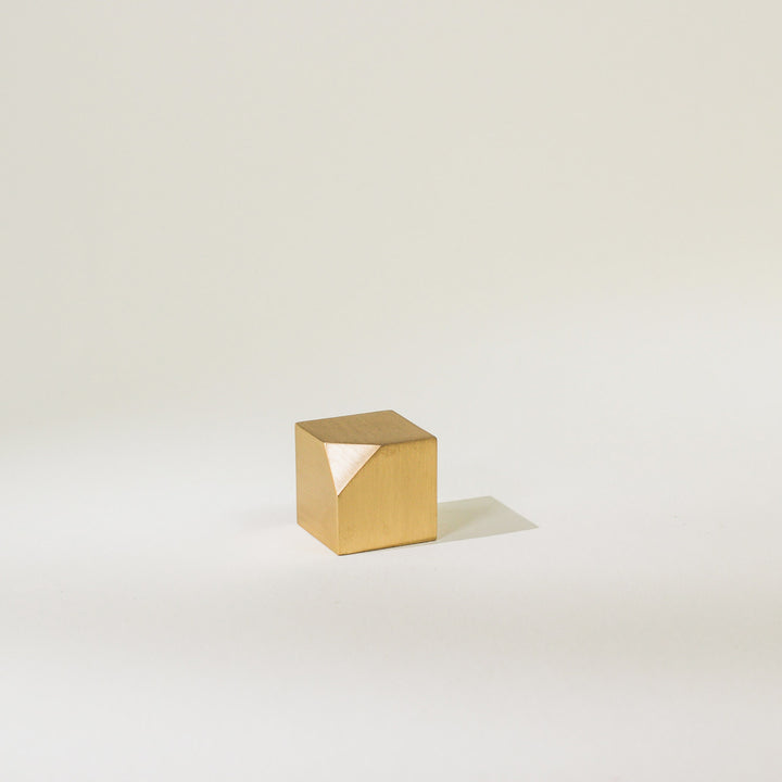 Pirinç Kağıt Ağırlığı Küp