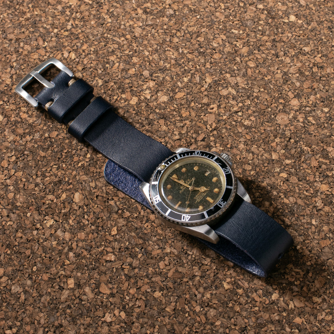 Roarstraps deri nato saat kayışı ile şık bir saat, doğal arka plan üzerinde yer alıyor