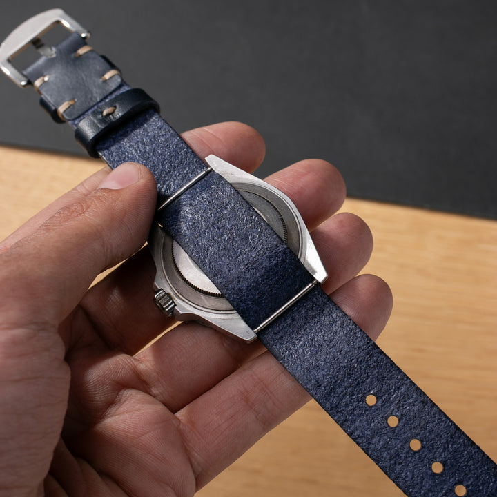 Roarstraps mavi deri nato saat kayışı uygun bir saatle birlikte gösteriliyor.