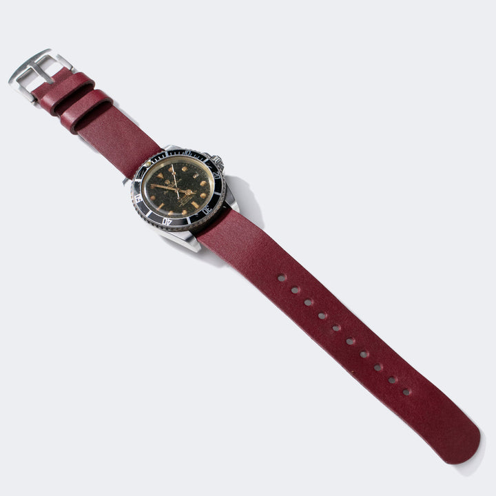 Bordo askeri deri nato saat kayışı ile şık saat tasarımı ve kayışın detayı