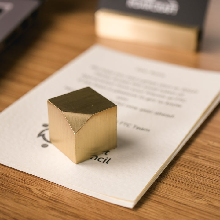 Pirinç Kağıt Ağırlığı Küp - Roarcraft TR